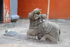 lord-nandi-facing-shiva