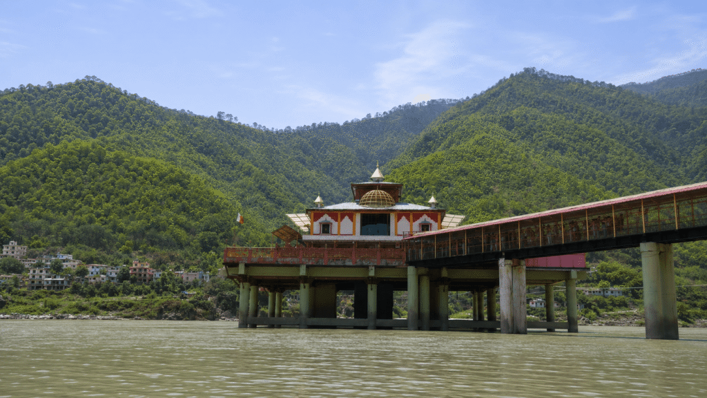Maa Dhari Devi – The Guardian Deity of Uttarakhand 1 maa-dhari-devi-temple-situated-above-the-alaknanda-river-in-mid-of-river