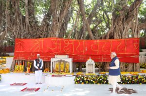 pm-modi-offering-prayaers-to-akshayavat-tree